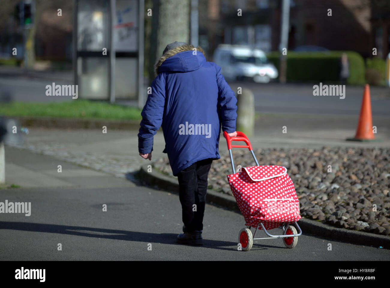 Uomo vecchio shopping divertente con trolley Foto Stock