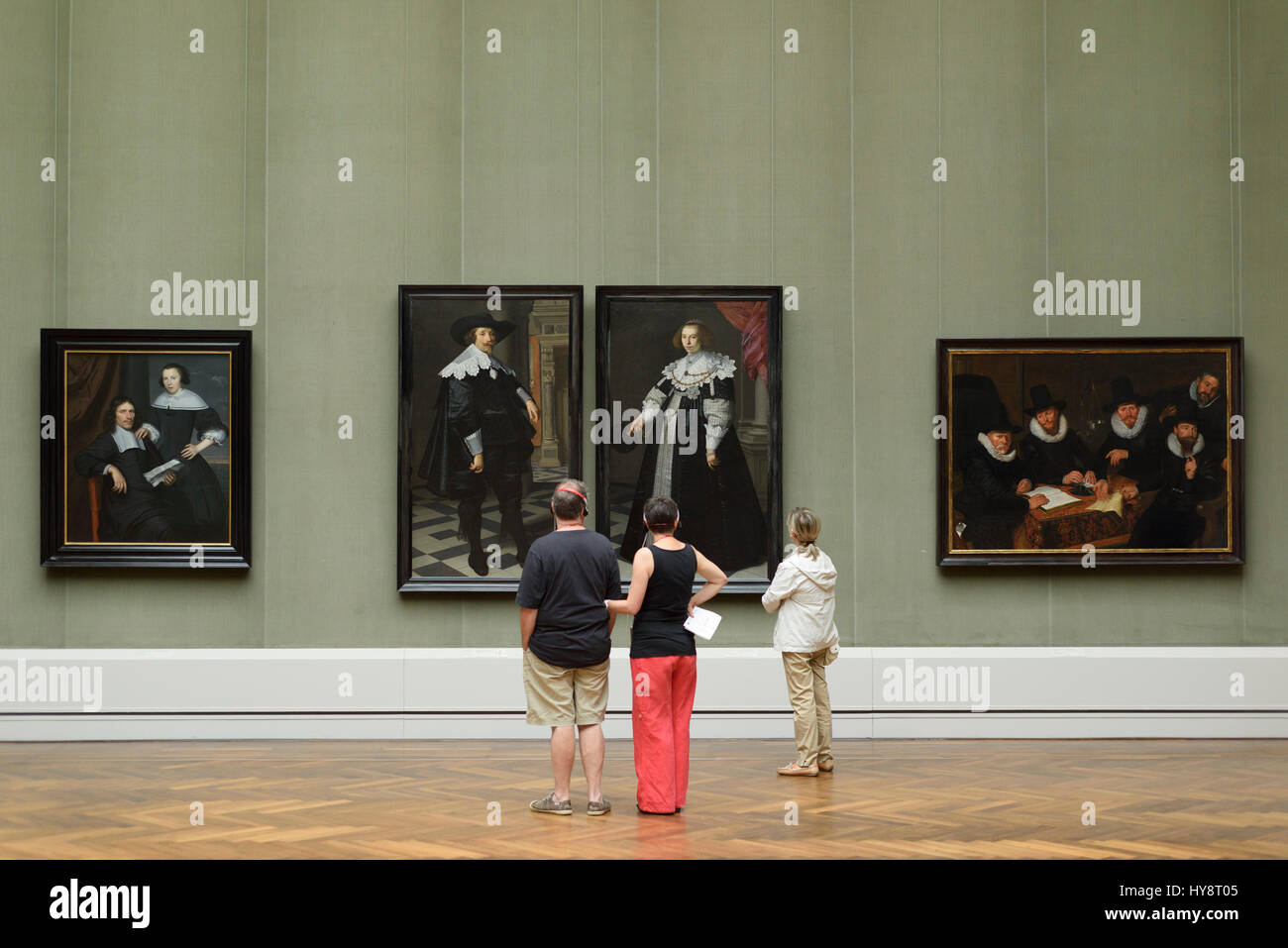 Berlino. Germania. Visitatori guardando artwork Nella Gemäldegalerie. Foto Stock