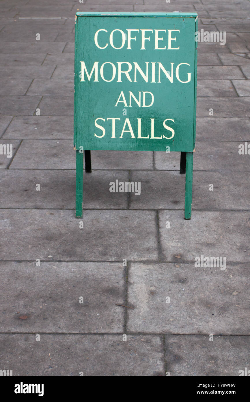 Il caffè la mattina: un sandwich board pubblicità un caffè la mattina e si spegne Foto Stock Il caffè la mattina: un sandwich board pubblicità un caffè la mattina e si spegne Foto Stock