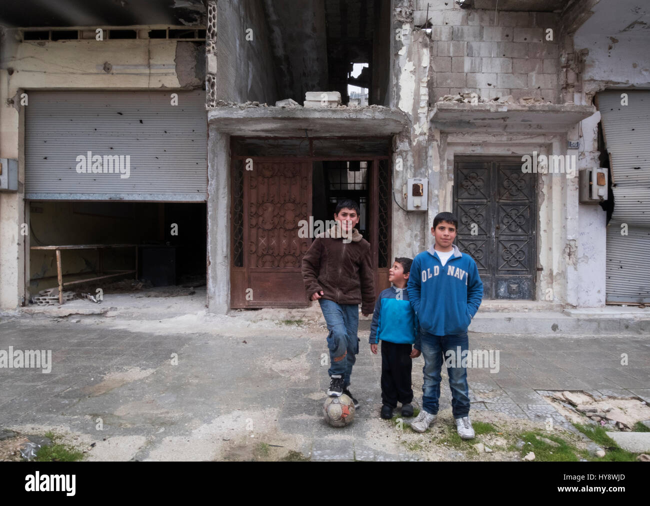 I bambini che giocano a calcio in distressed distretto di Baba Amr, Homs, Siria nei primi mesi del 2017 Foto Stock