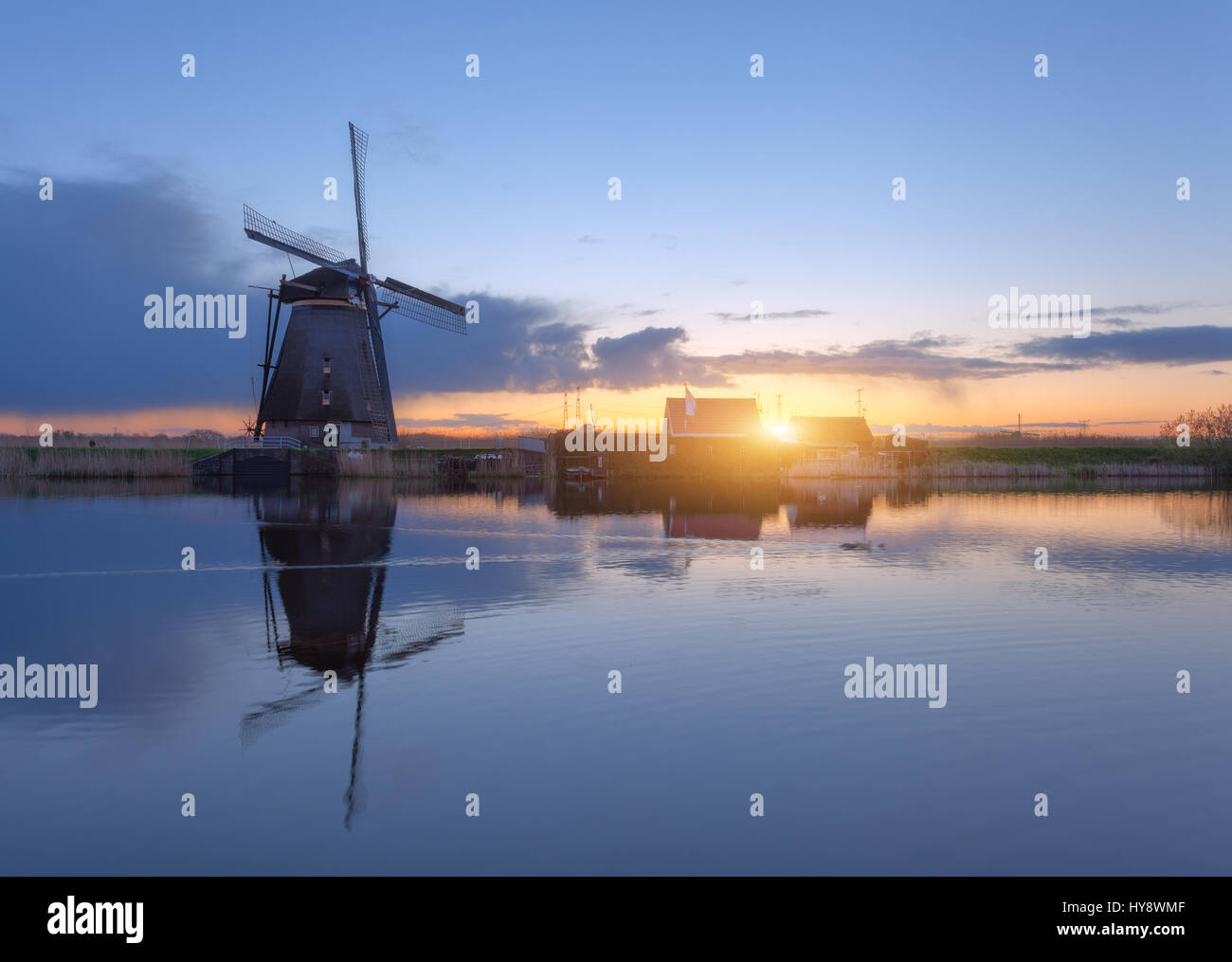 Silhouette di mulini a vento di sunrise in Kinderdijk, Paesi Bassi. Paesaggio agreste con i tradizionali mulini a vento olandese vicino a canali e bellissimo cielo wit Foto Stock