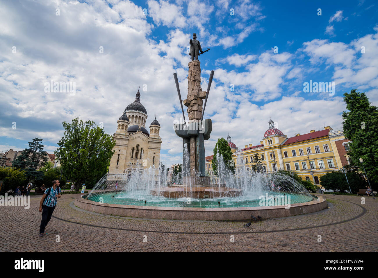 Avram Iancu statua e fontana e il rumeno Cattedrale ortodossa della Dormizione della Theotokos su Avram Iancu Square in Cluj Napoca città in Romania Foto Stock