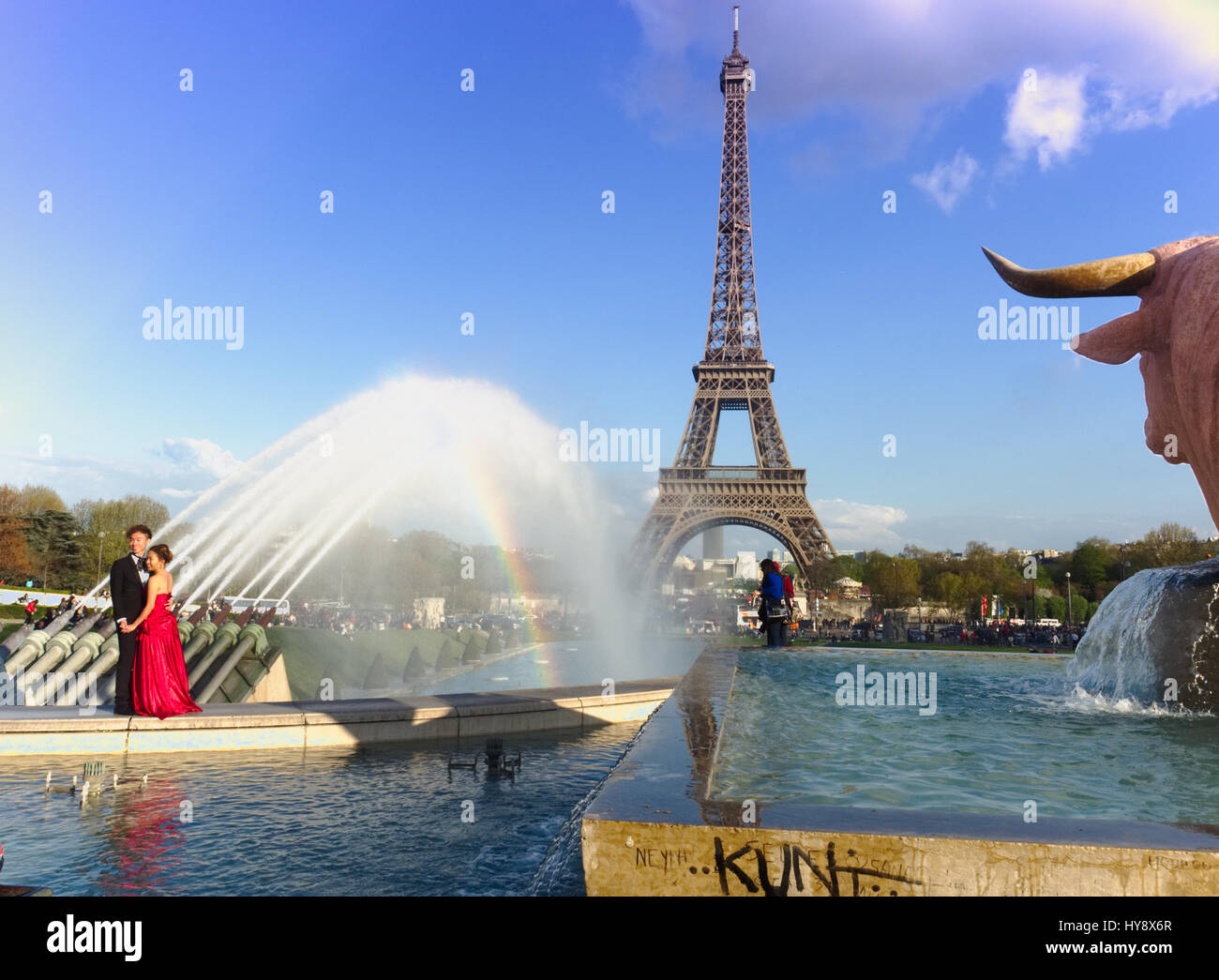 Nozze cinese di fronte alla Torre Eiffel sotto l'arcobaleno - Pro lente Foto Stock