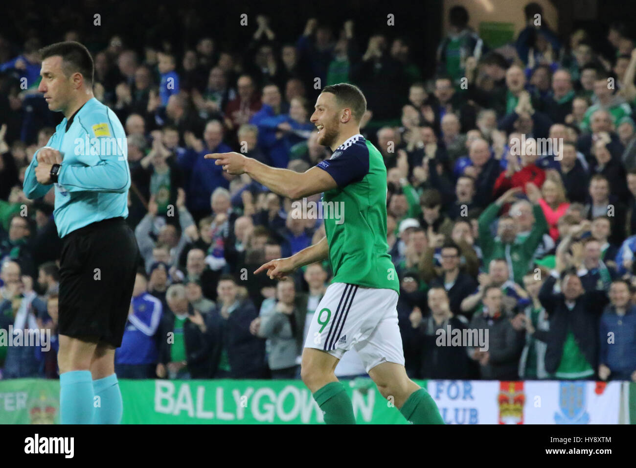 Stadio Nazionale al Windsor Park di Belfast. Il 26 marzo 2017. 2018 World Cup Qualifier - Irlanda del Nord 2 Norvegia 0. In Irlanda del Nord la Conor Washington (9) celebra il suo obiettivo. Foto Stock