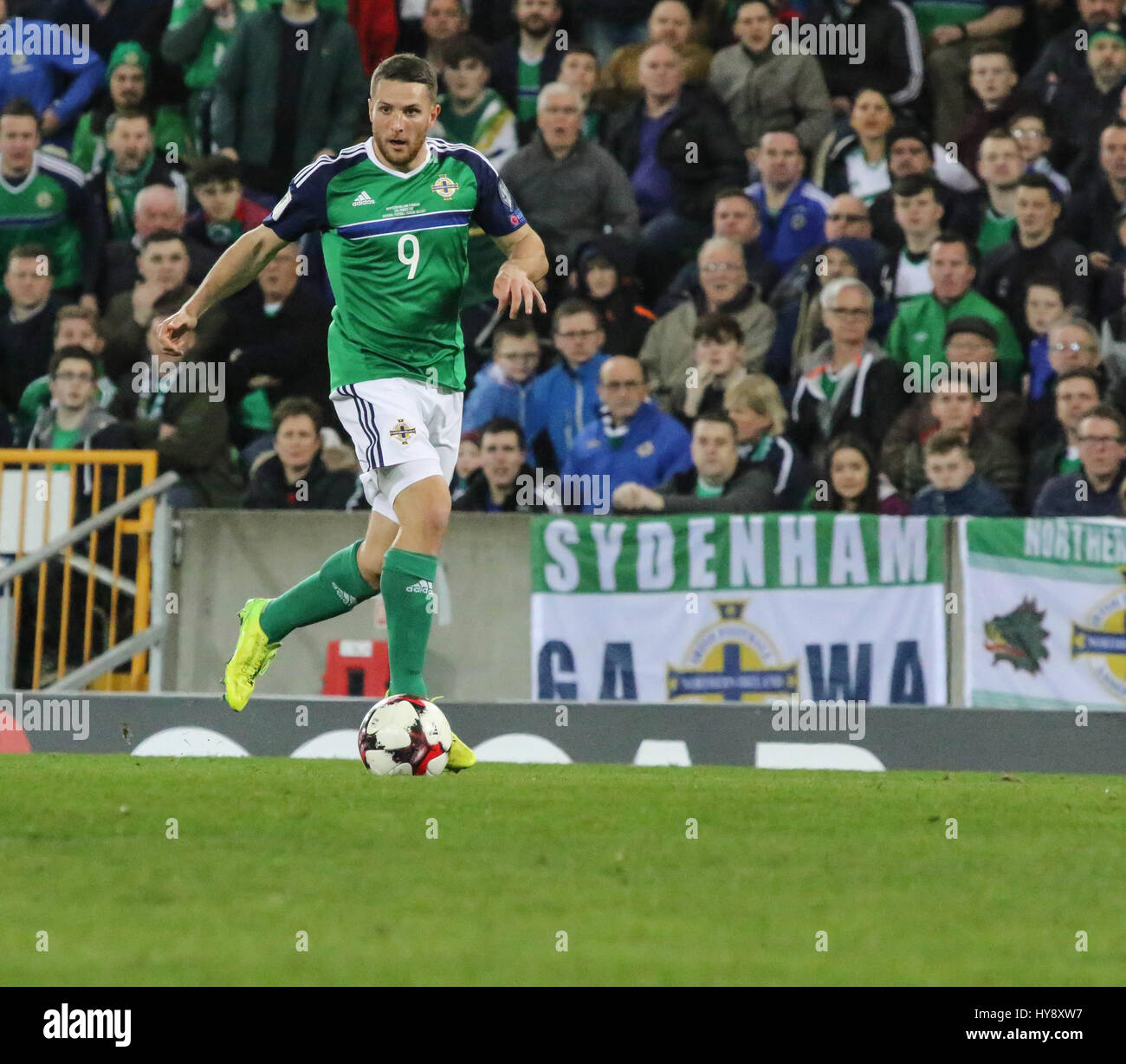 Stadio Nazionale al Windsor Park di Belfast. Il 26 marzo 2017. 2018 World Cup Qualifier - Irlanda del Nord 2 Norvegia 0. In Irlanda del Nord la Conor Washington (9) in azione. Foto Stock