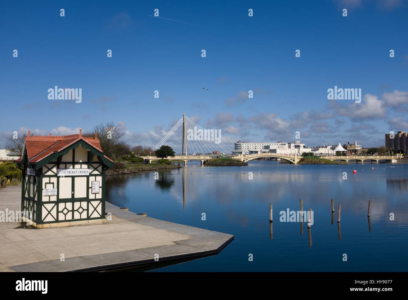 Marine lago in barca e chiosco vendita in Southport con Marine modo sospensione ponte a distanza Foto Stock