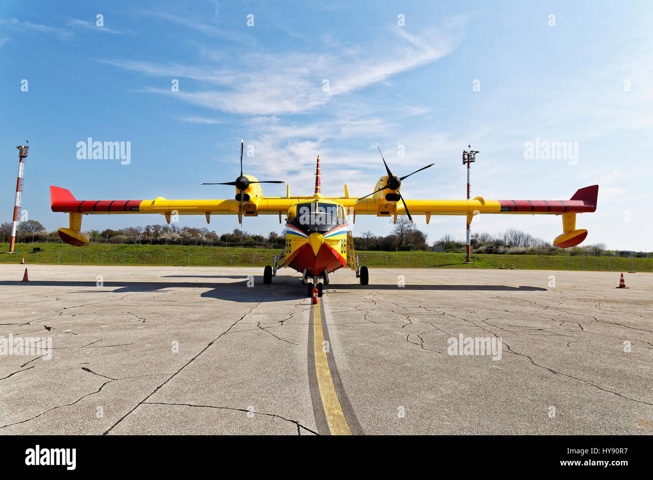 Pola, Croazia - MARZO 25, 2017: Bombardier CL-415 acqua aerei bombardieri in mostra a Pula aeroporto durante 50 anni di anniversario del primo commerc Foto Stock