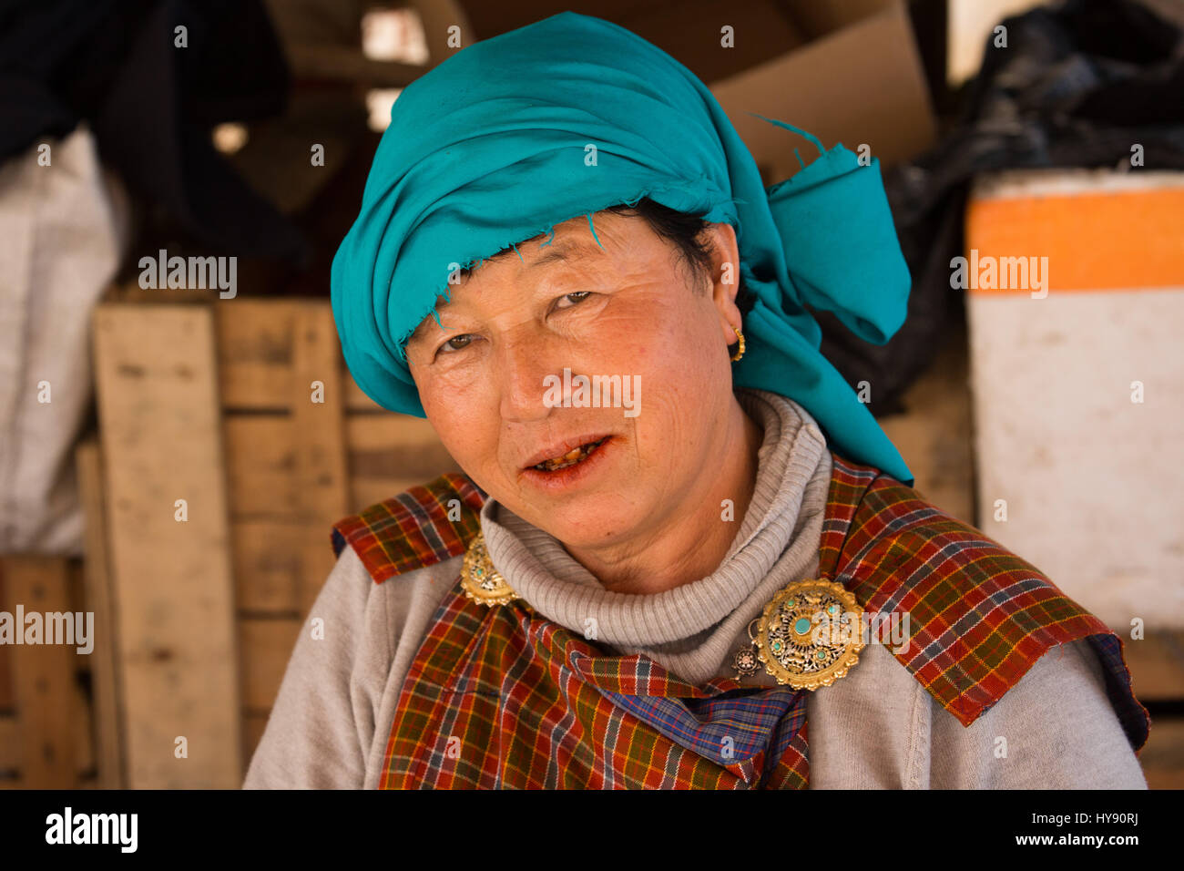 Molti regolarmente bhutanesi masticare betel il dado, colorazione le loro labbra e denti rosso come questa donna. Punakha, Bhutan. Foto Stock