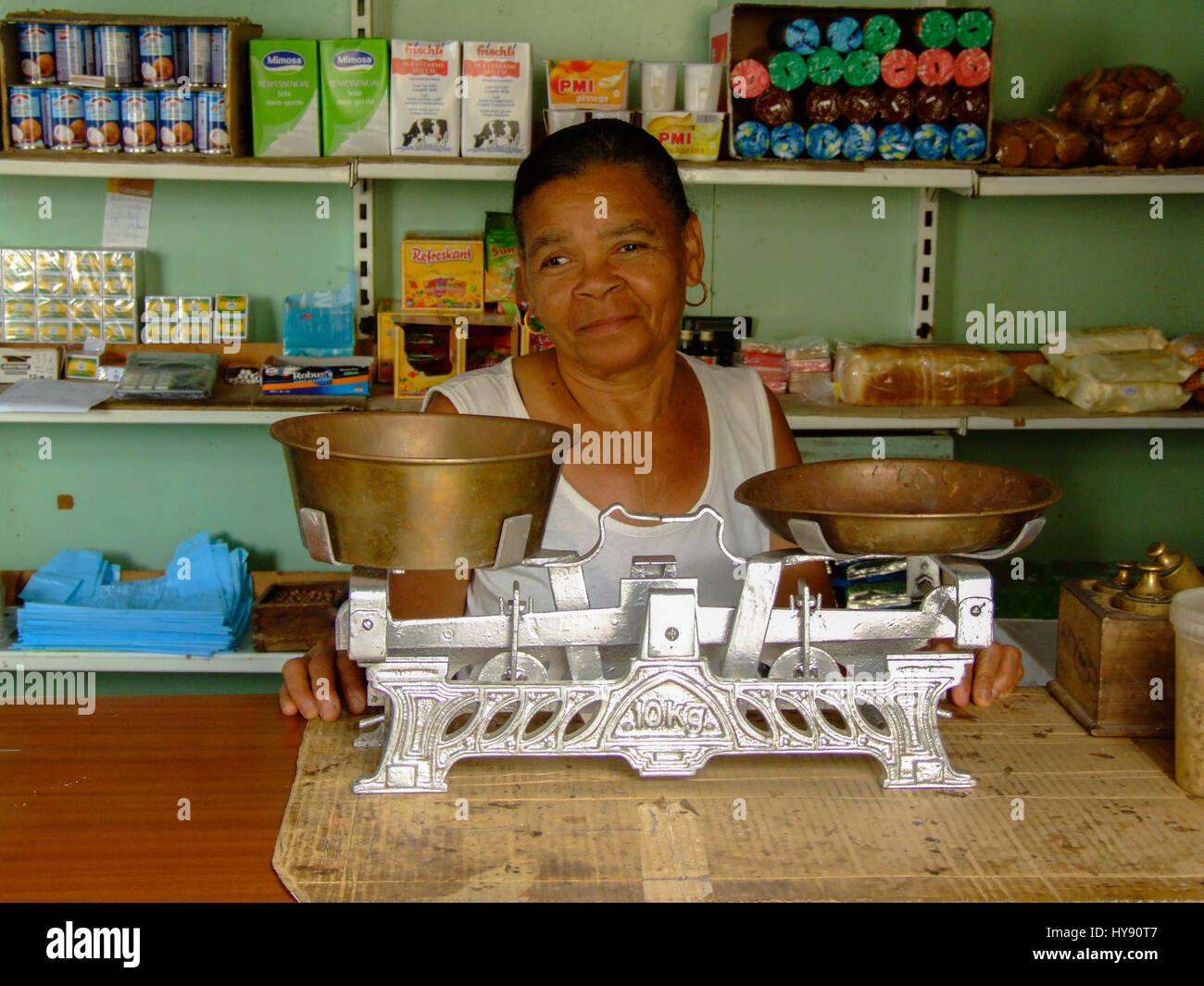 Negoziante in un piccolo e tradizionale mercato di vicinato a Ponta do Sol, Santo Antao, Repubblica di Cabo Verde, Africa. Foto Stock