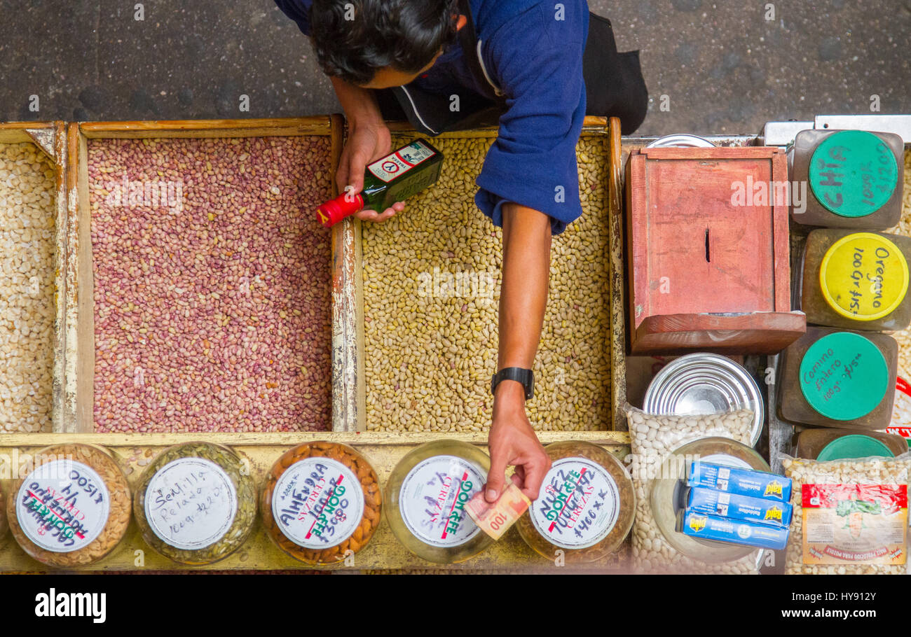 Con una grande varietà di prodotti alimentari, l'artigianato e prodotti di fiocco, il Mercado Hidalgo è stato in funzione dal 1910. Un luogo che più ti visita in ogni t Foto Stock