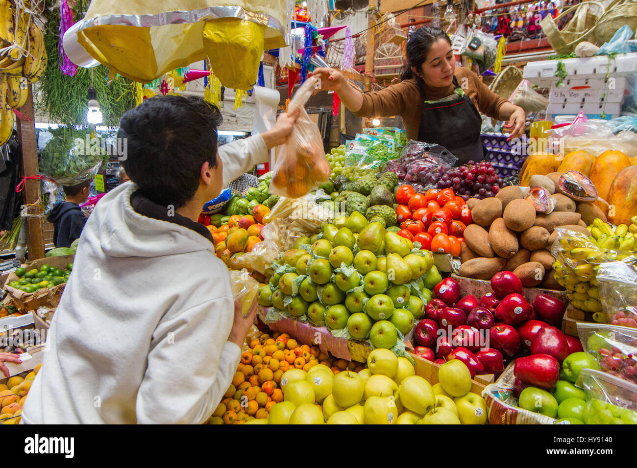 Con una grande varietà di prodotti alimentari, l'artigianato e prodotti di fiocco, il Mercado Hidalgo è stato in funzione dal 1910. Un luogo che più ti visita in ogni t Foto Stock