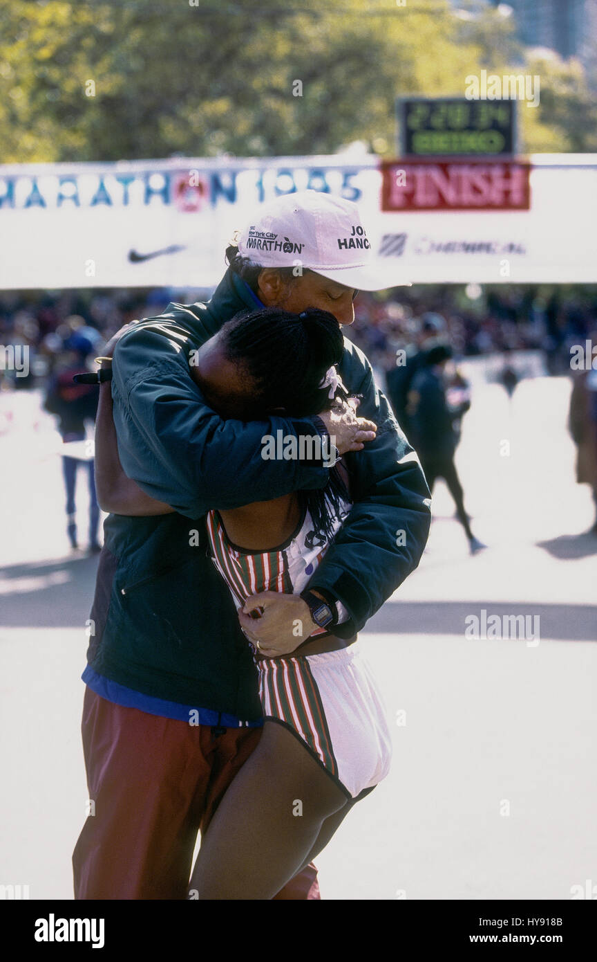 Tegla Loroupe (KEN) femmina vincitore con Allan Steinfeld, direttore presso il 1995 NYC Marathon Foto Stock