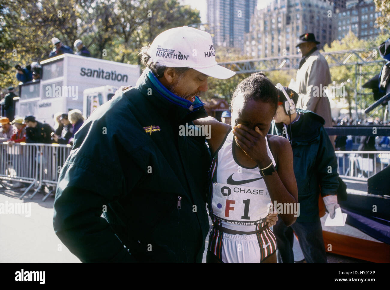 Tegla Loroupe (KEN) femmina vincitore con Allan Steinfeld, direttore presso il 1995 NYC Marathon Foto Stock