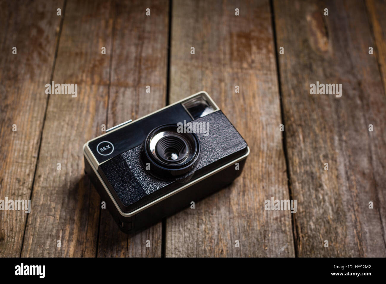 Vecchia instamatic vintage fotocamera su un sfondo di legno Foto Stock