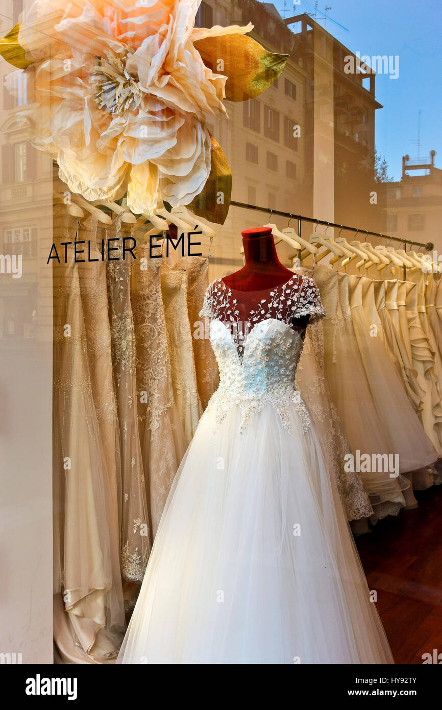 Abito da sposa bianco su manichino manichino in mostra in una finestra di un negozio di moda nuziale, eleganza in stile italiano. Roma, Italia, Europa Foto Stock