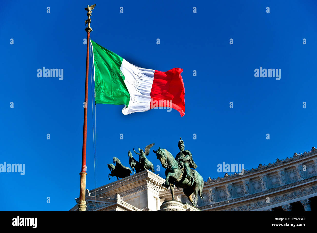 Bandiera italiana. Monumento al re Vittorio Emanuele II e monumento del Milite Ignoto in Piazza Venezia. Vittorio Emanuele II Roma, Italia, UE. Foto Stock