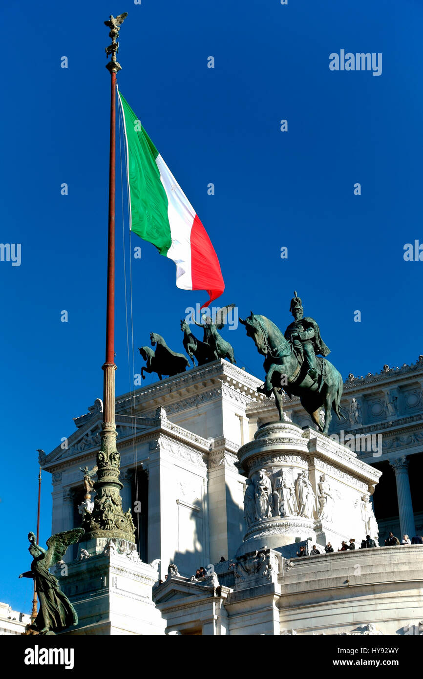 Bandiera italiana. Monumento al re Vittorio Emanuele II e monumento del Milite Ignoto in Piazza Venezia. Vittorio Emanuele II Roma, Italia, UE. Foto Stock
