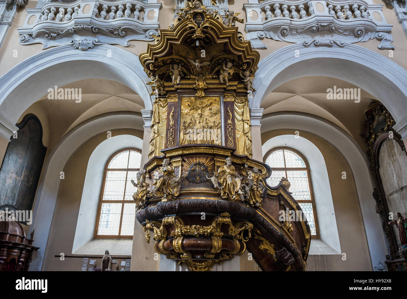 Pulpito in legno in Cattolica Romana Chiesa degli Scolopi di Santa Trinità (noto anche come Chiesa dei Gesuiti o chiesa universitaria) in Cluj Napoca città in Romania Foto Stock