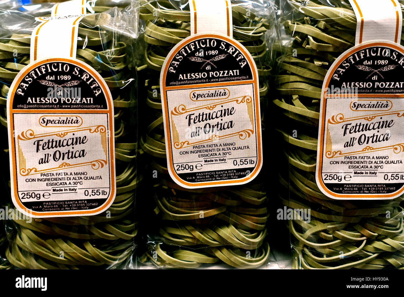 Pasta secca di ortica esposta per la vendita al centro commerciale Eataly food Market. Scatole per pasta Roma, Italia, Europa, Unione europea, UE. Foto Stock