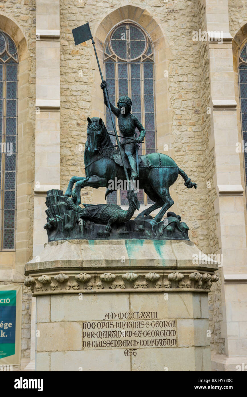 Statua di San Giorgio che combatte il drago di fronte della Transilvania riformata chiesa calvinista in Cluj Napoca, la seconda città più popolosa della Romania Foto Stock