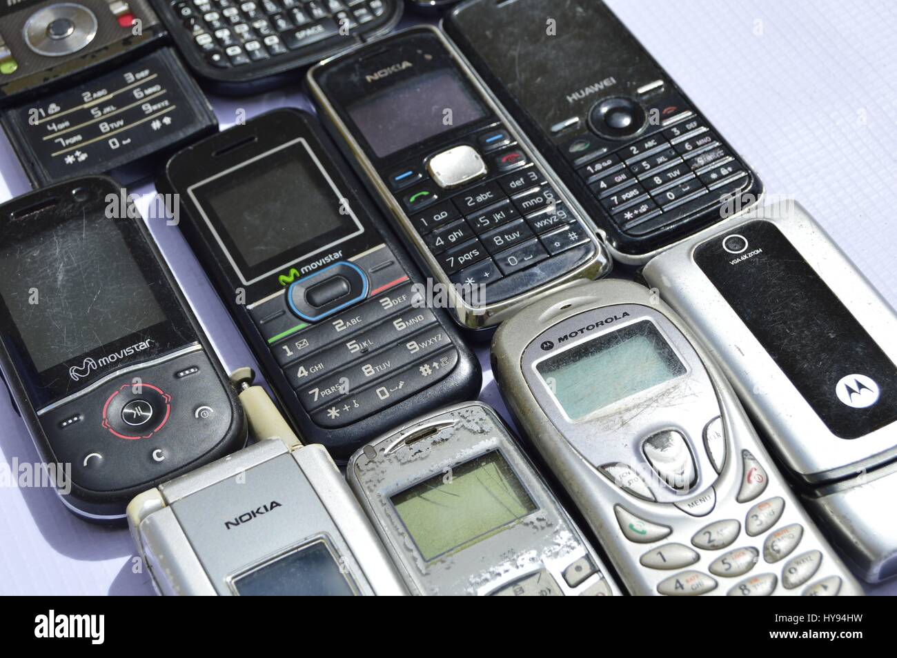 Gruppo di vecchi telefoni cellulari. Foto Stock