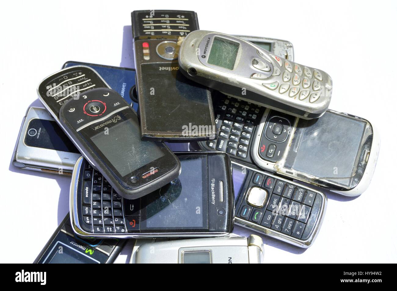 Gruppo di vecchi telefoni cellulari. Foto Stock
