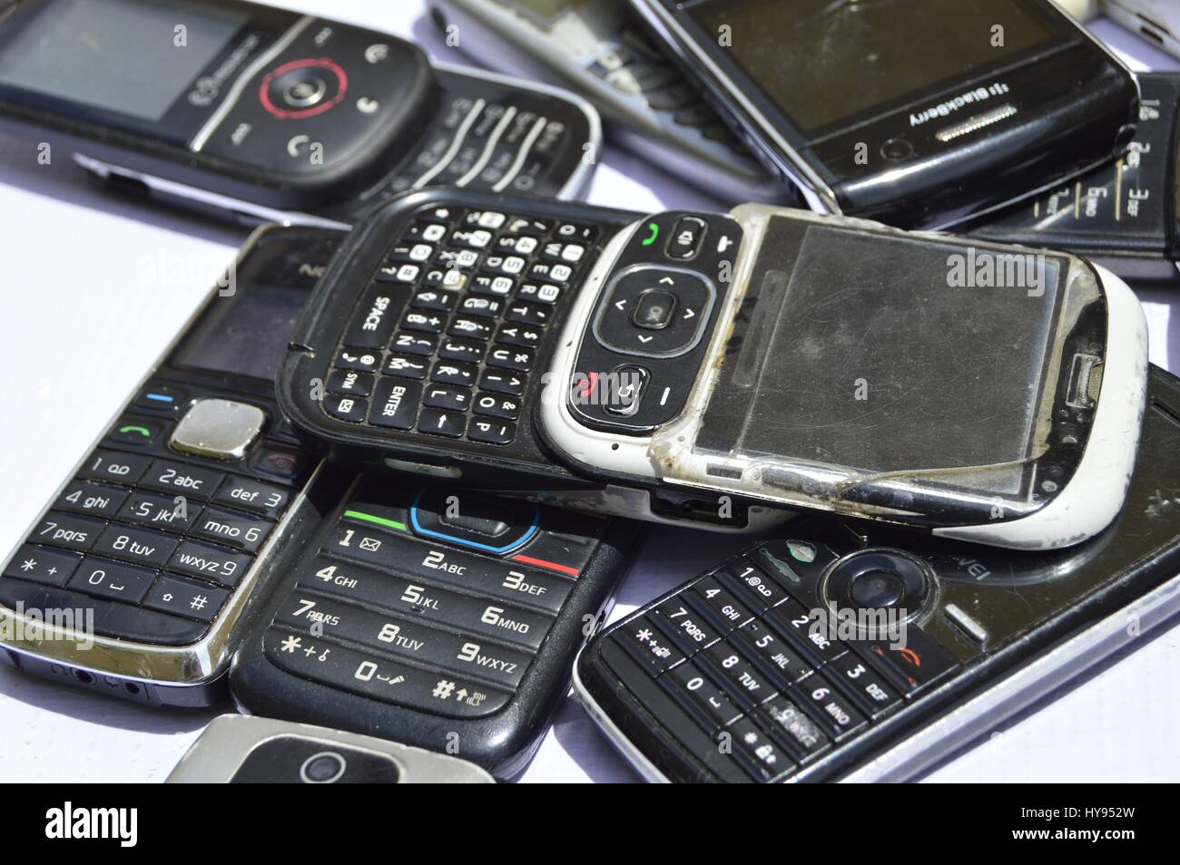 Gruppo di vecchi telefoni cellulari. Foto Stock
