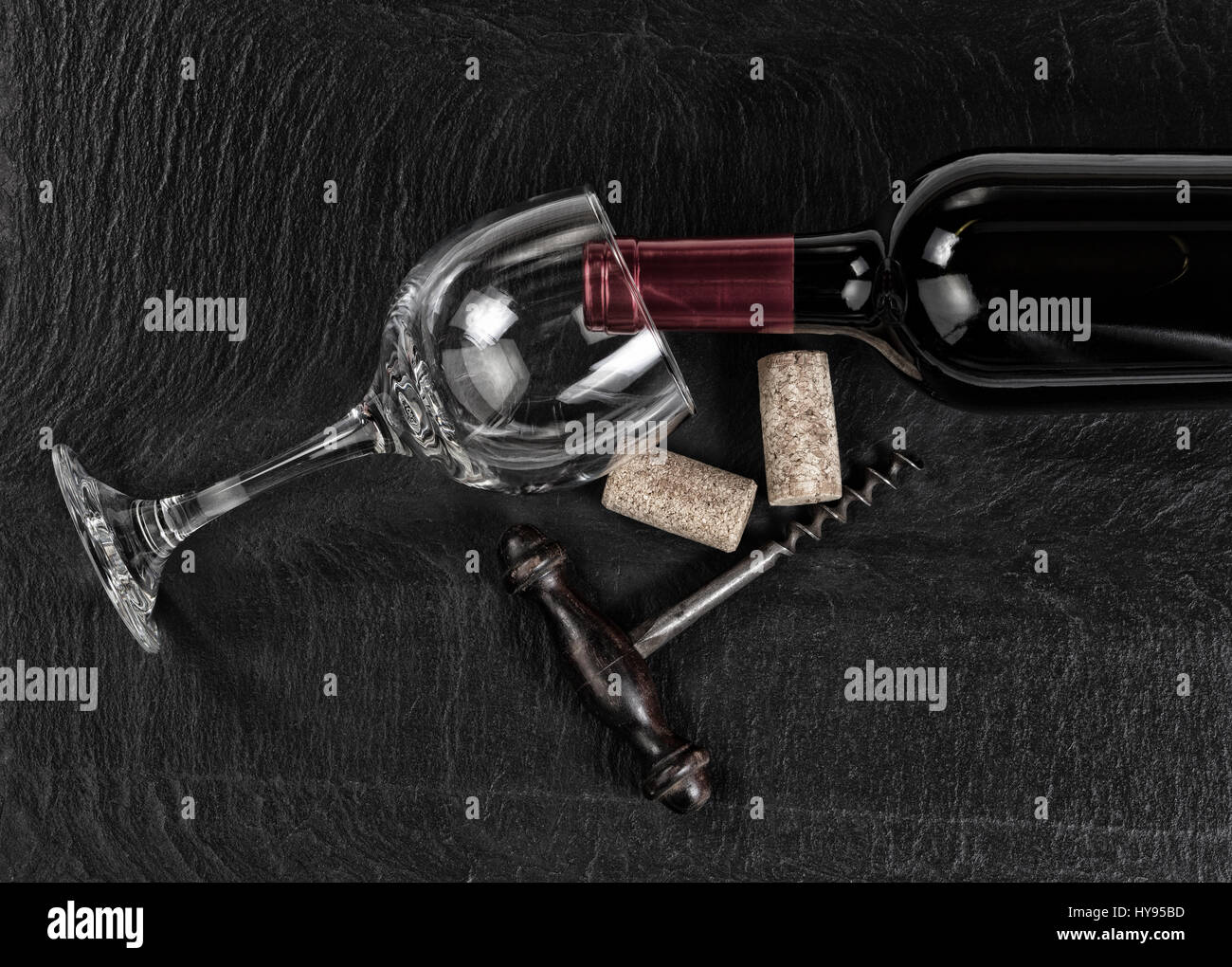 Vista aerea di antichi vino cavatappi, vino rosso Bottiglia di vetro e  utilizzati tappi in sughero su nero ardesia Foto stock - Alamy