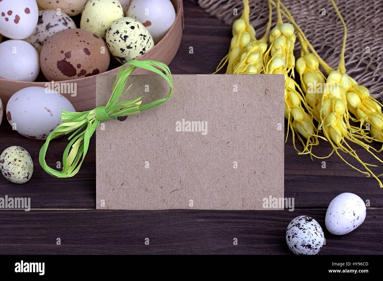Le uova di pasqua con tela panno giallo verde spikelets ribbon e spazio per il testo Foto Stock