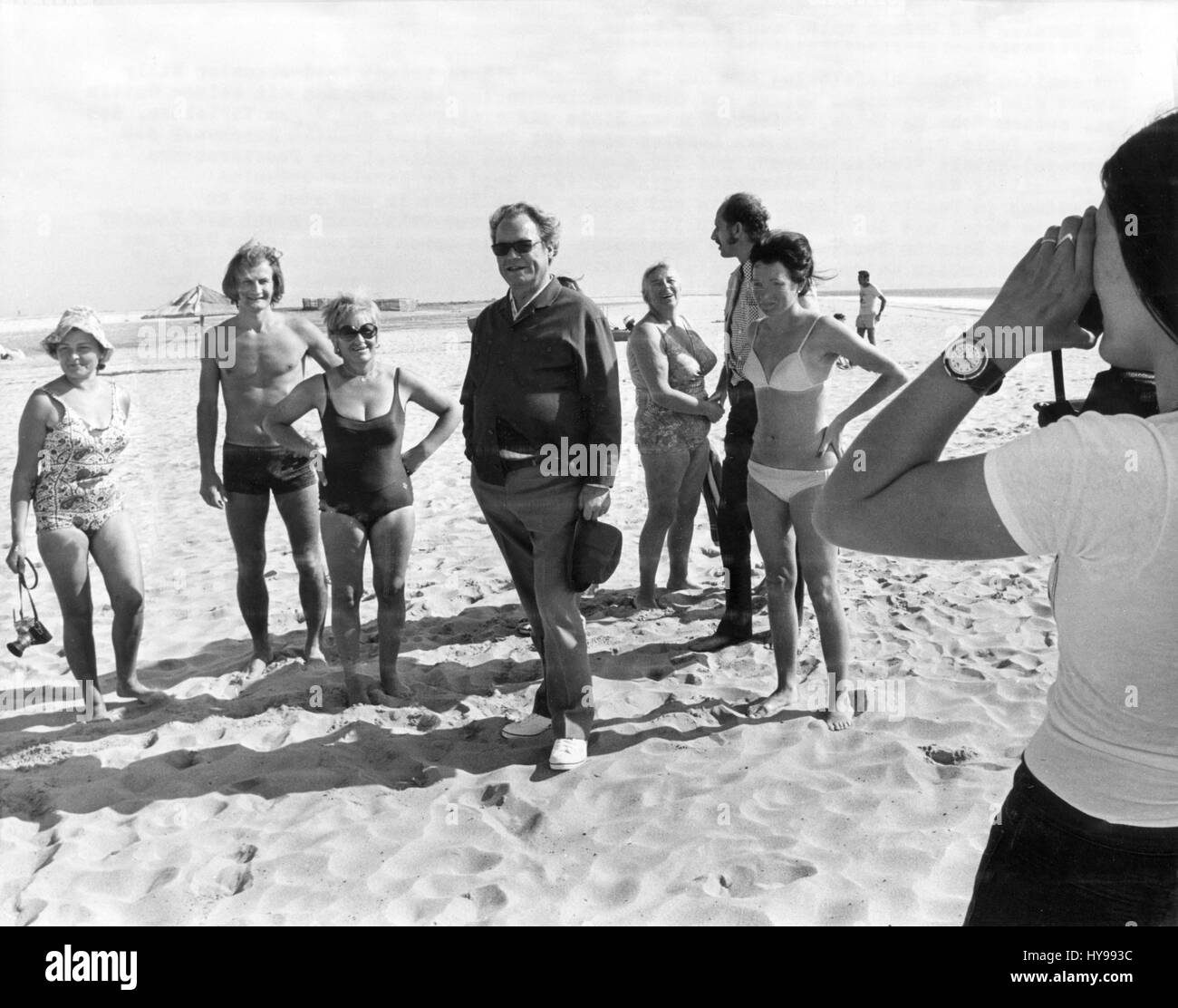 Cancelliere federale Willy Brandt (M) con i turisti tedeschi presso la spiaggia di Jandia Playa a Fuerteventura, Spagna nel gennaio 1973. Brandt è sulle Isole Canarie con la sua famiglia. | Utilizzo di tutto il mondo Foto Stock