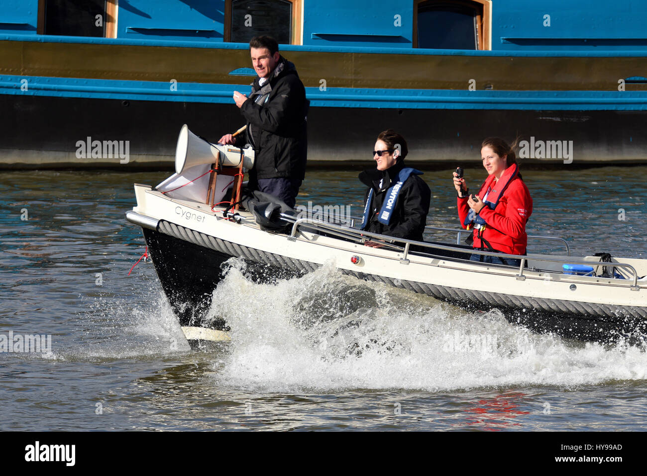 Università di gara in barca sul fiume Tamigi presso Barnes, Londra. Le donne di riserva di corsa ha visto Blondie (Cambridge) battere Osiride (Oxford) Foto Stock