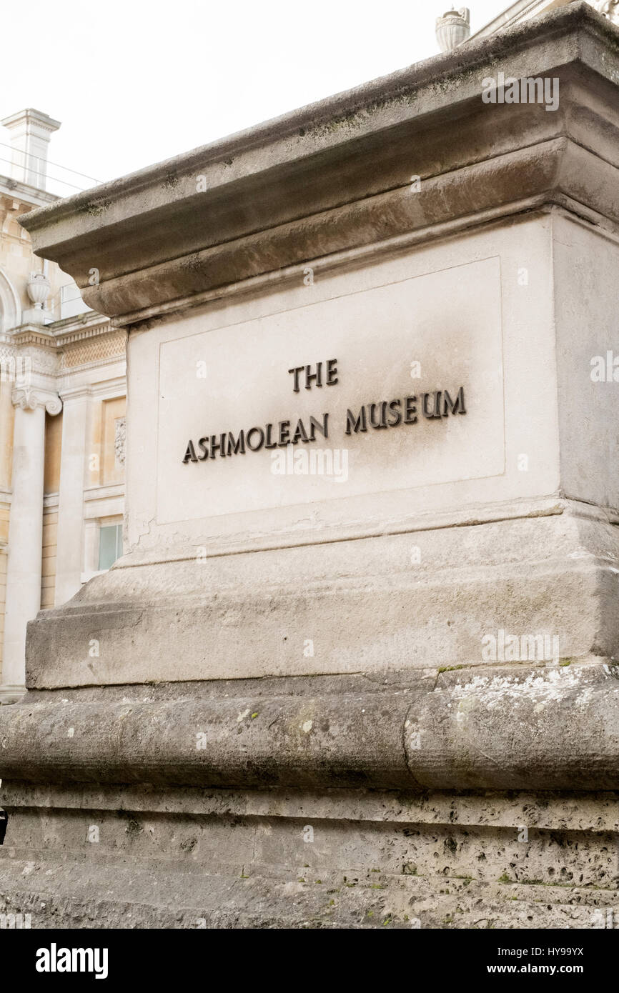 Cartello d'ingresso per il museo Ashmolean Museum di Oxford. Inghilterra, Regno Unito. Foto Stock