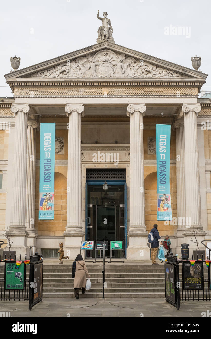 La facciata Pedimented dell'Ashmolean Museum di Oxford, Inghilterra, Regno Unito. Foto Stock