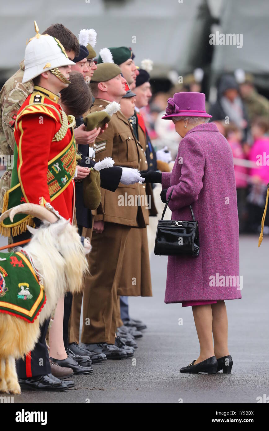 Sua Maestà la Regina Elisabetta presenta i porri al primo battaglione Royal Welsh a Mark St. David's giorno alla Caserma Jellalabad, Tidworth. Con: la Regina Elisabetta II Dove: Regno Unito quando: 03 Mar 2017 Foto Stock