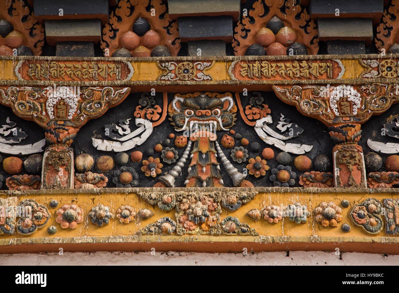 Ornati in legno intagliato dettagli architettonici in Punakha Dzong. Punakha, Bhutan. Foto Stock