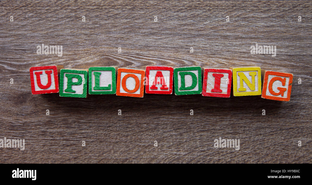 Il blocco di legno lettere che compongono la parola il caricamento Foto Stock
