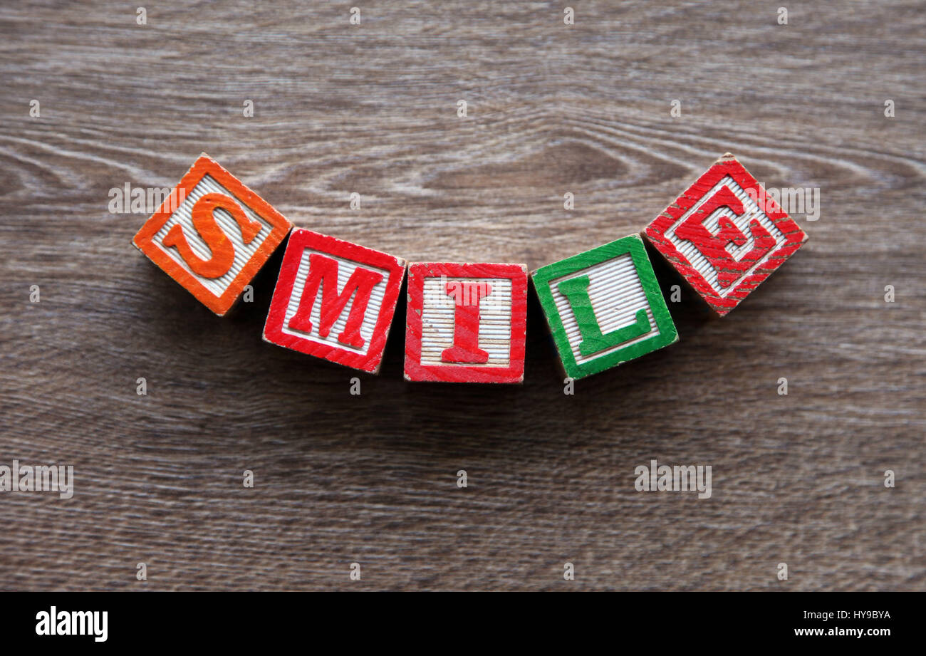 Il blocco di legno lettere che compongono la parola sorriso Foto Stock