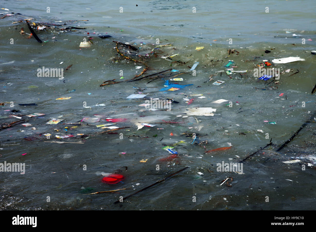 Inquinamento di plastica in acqua di mare Foto Stock