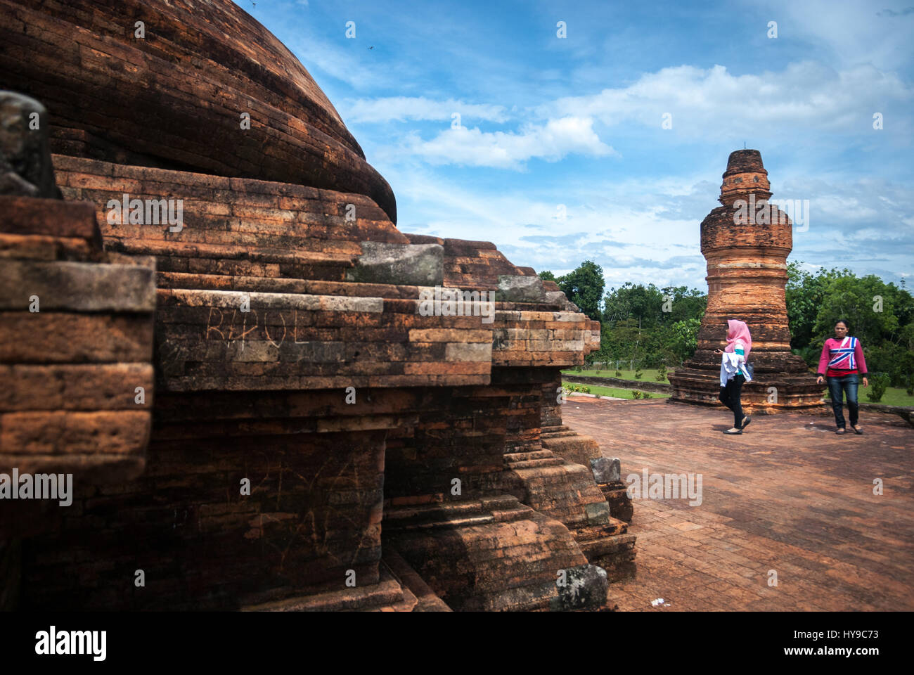 Donne turisti stanno visitando Muara Takus tempio composti a Riau, Sumatra, Indonesia. Foto Stock