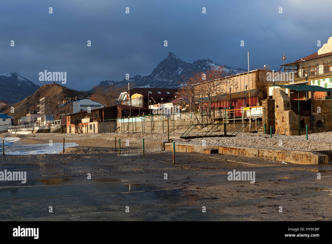 Triste inverno mattina sulla spiaggia di Koktebel, Crimea Foto Stock