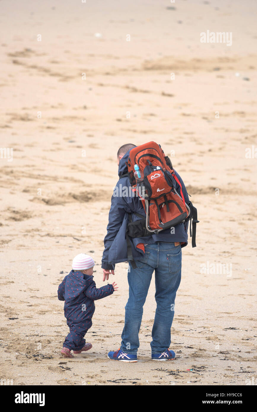 Padre figlio genitore Toddler cercando dopo un bambino di Parenting sabbia spiaggia cura insieme l'attività di famiglia Foto Stock