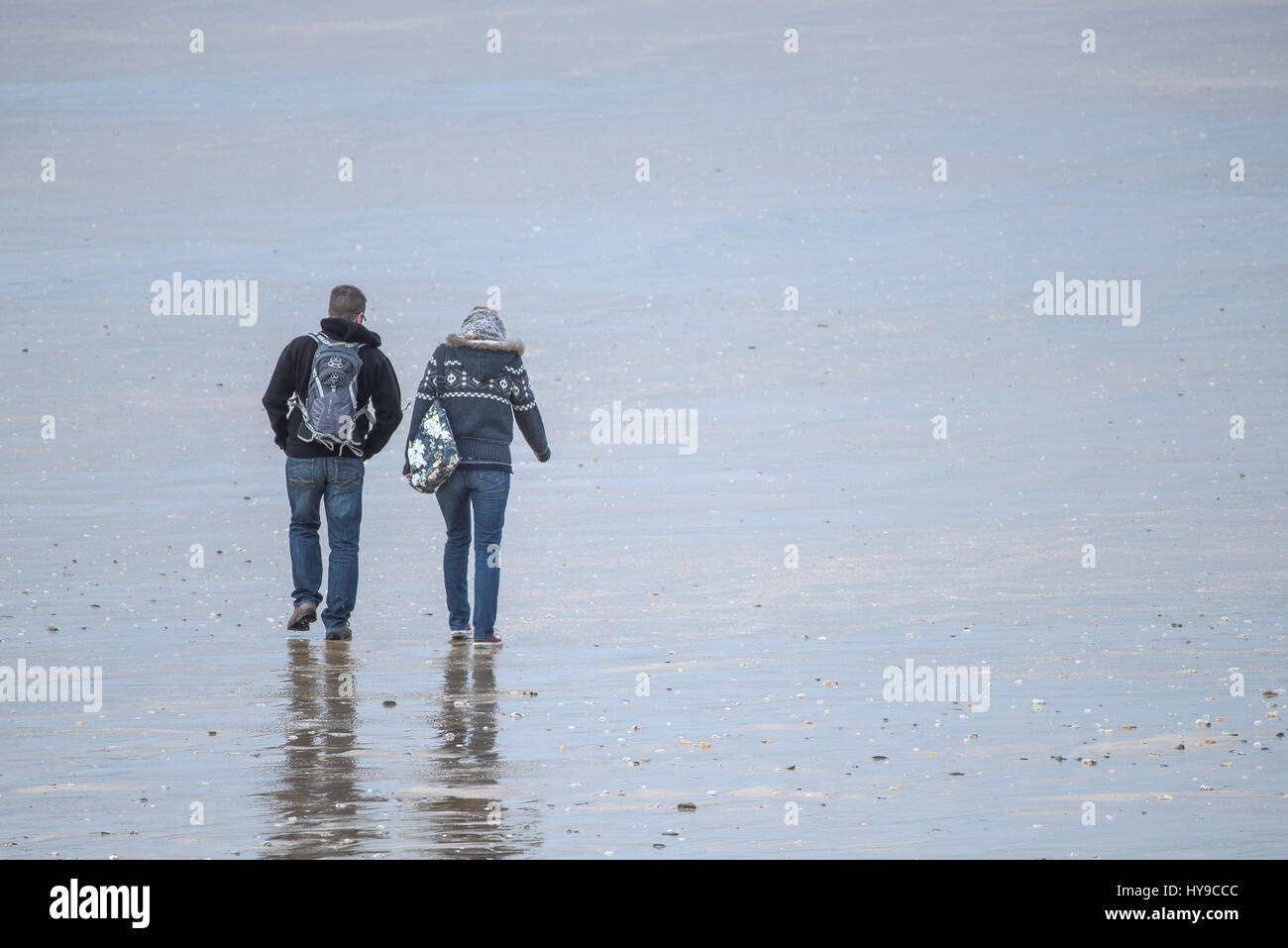 La gente giovane camminando Beach Shore esercizio Fistral Cornovaglia Foto Stock