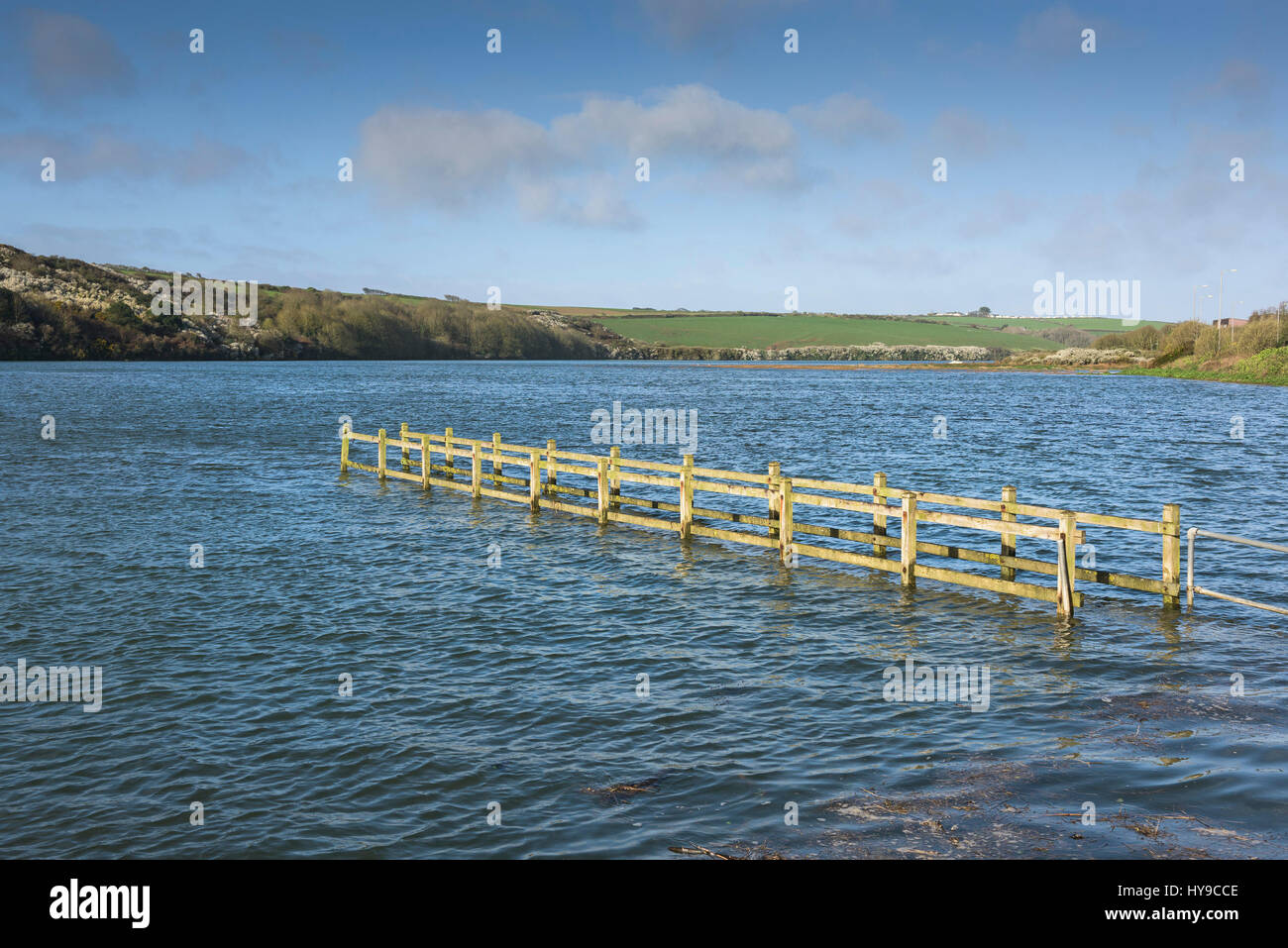 Gannel Estuary Spring Tide alta marea ponte sommerso inondazioni Sunny Sunshine Newquay Cornwall Foto Stock