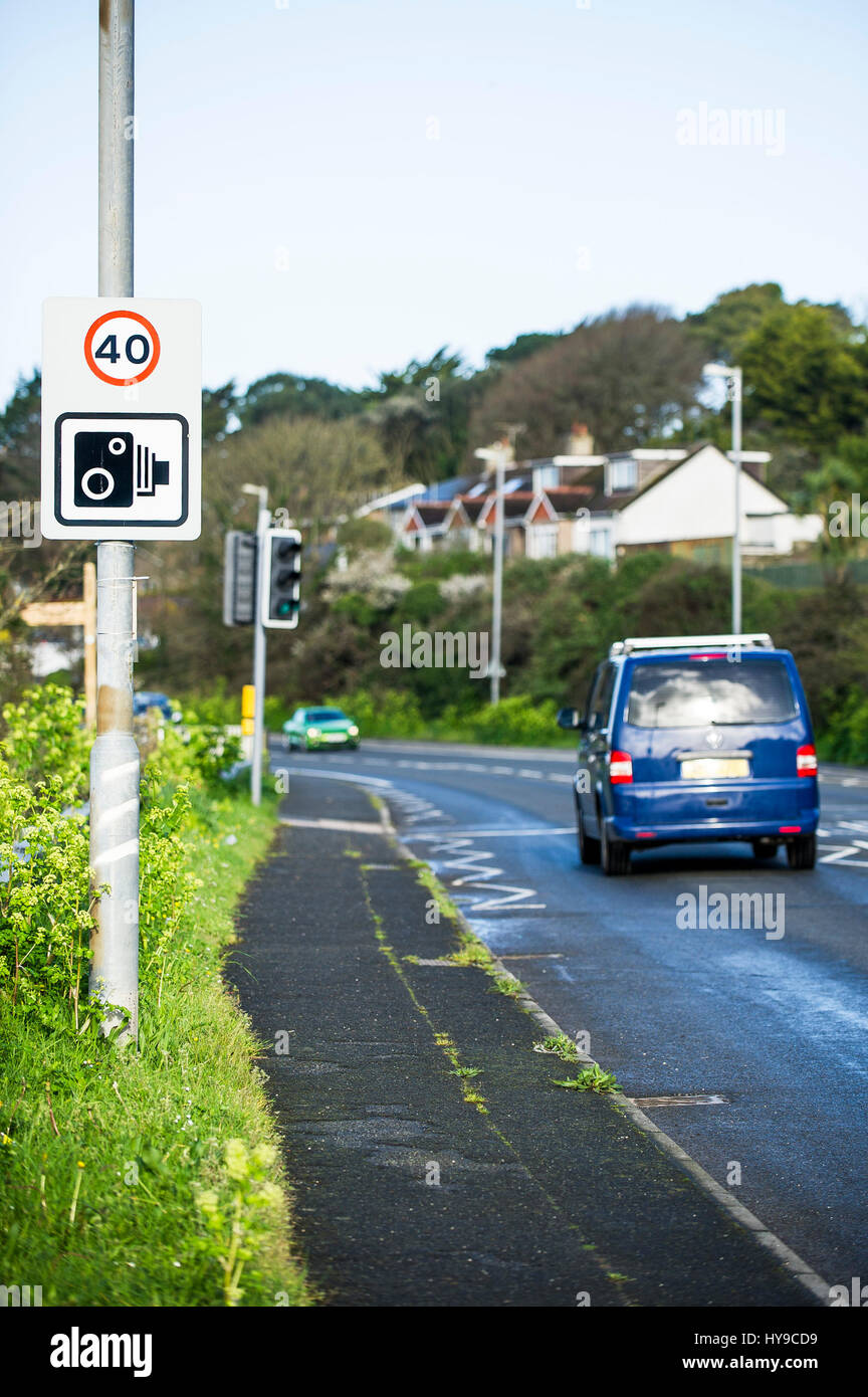 Segno di traffico la limitazione di velocità esecuzione lampione stradale veicoli limite Foto Stock