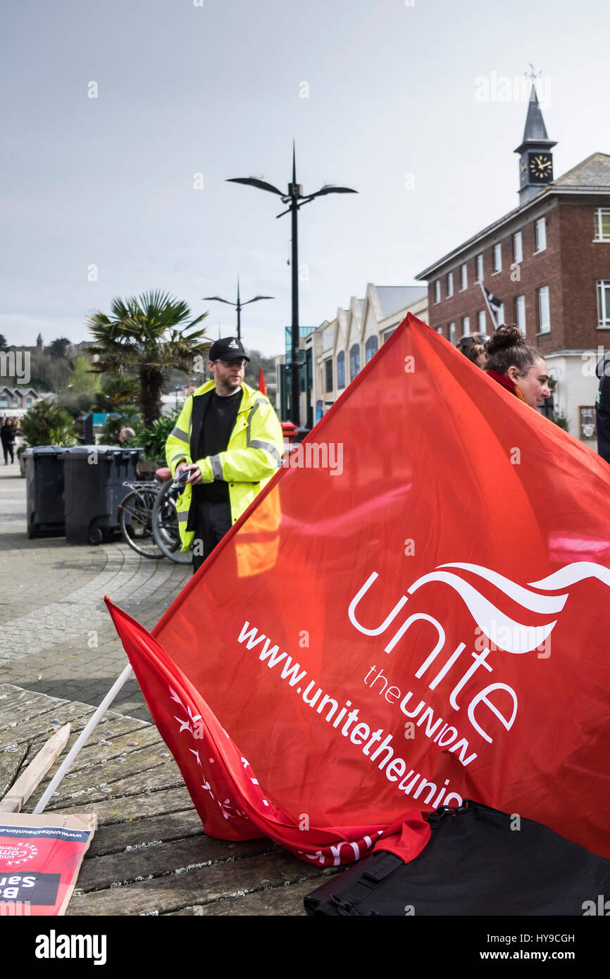 Unite Unione bandiera rossa membri protesta protestando Logo centro città persone Foto Stock