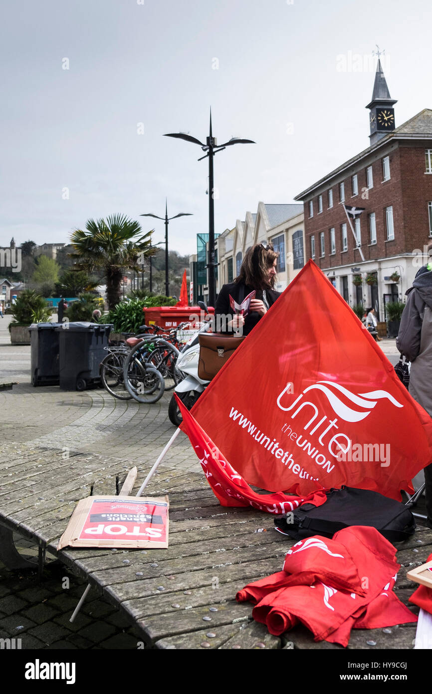 Unite Unione bandiera rossa membri protesta protestando Logo centro città persone Foto Stock