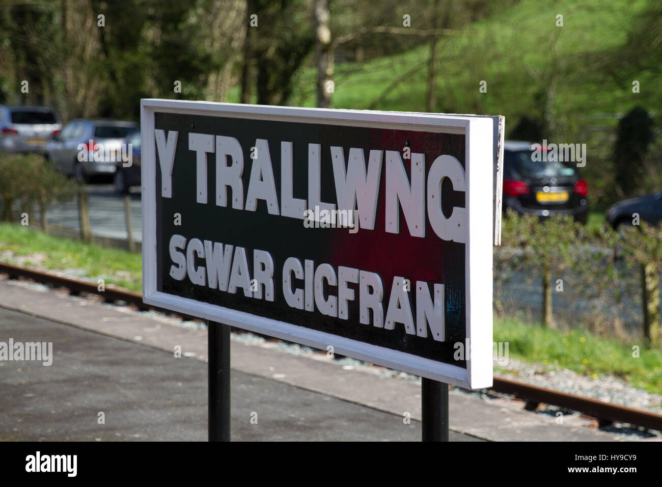 La versione gallese dell'esecuzione in nome di stazione pensione a Welshpool Raven Square Station, Welshpool e Llanfair Light Railway Foto Stock