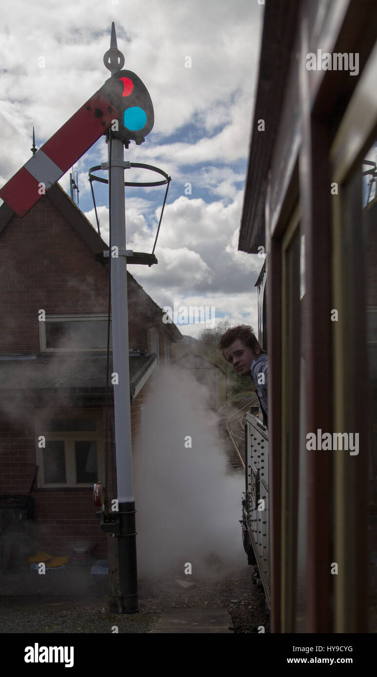 Partenza da Welshpool Raven Piazza Stazione ferroviaria è un affare steamy. i vigili del fuoco si guarda indietro e il chiaro segnale è nella parte anteriore. Foto Stock