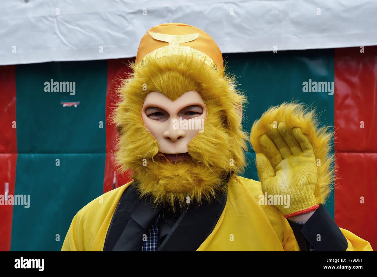 Membro della delegazione cinese su Grand di Bruxelles il sabato 6 febbraio 2016, durante la celebrazione del nuovo anno cinese di scimmia in Belgio Foto Stock