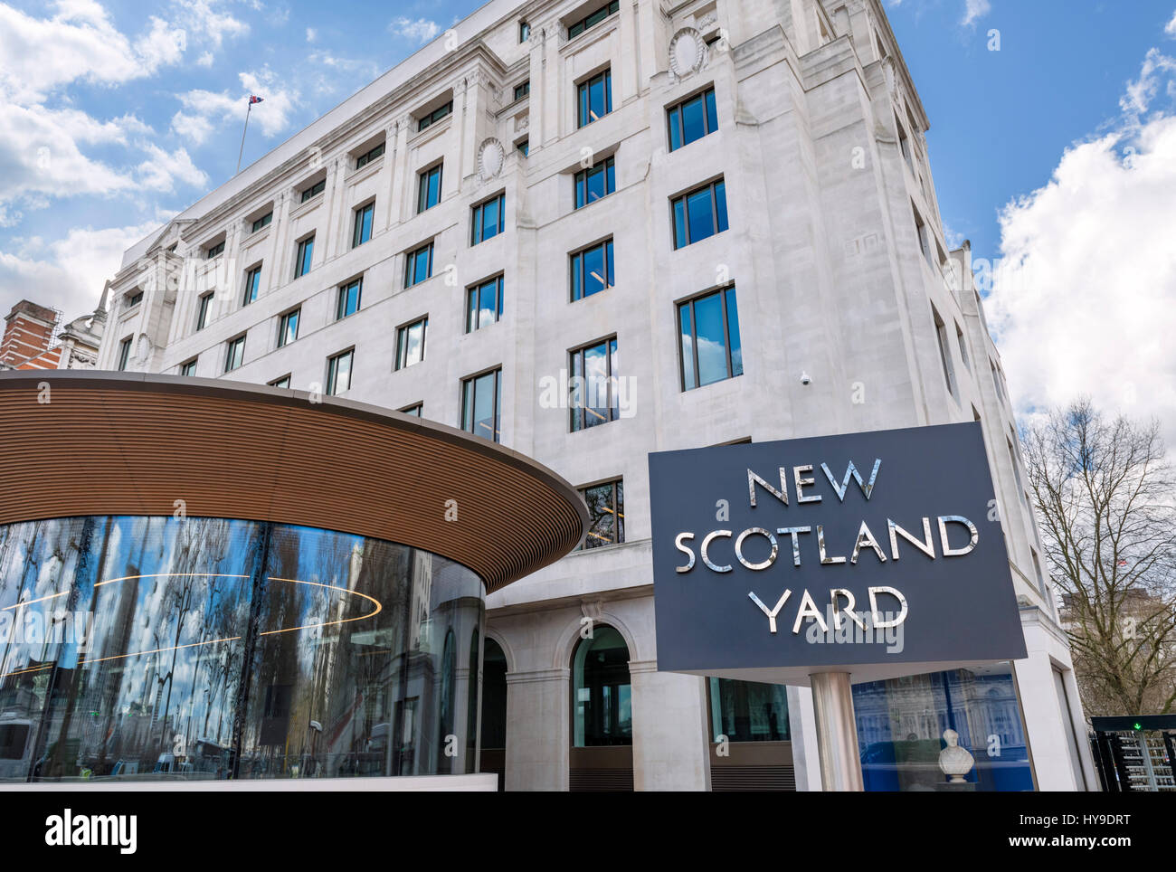 New Scotland Yard, Londra. Segno al di fuori della Metropolitan Police headquarters a New Scotland Yard, Victoria Embankment, London, England, Regno Unito Foto Stock